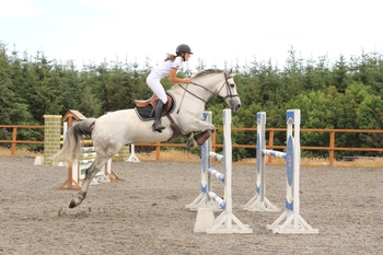 Gemma Mackintosh commands victory in the Horseware Bronze League Qualifier at The Cabin Equestrian Centre